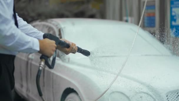 Expensive carwash, male dressed in suit washing car with cleaning foam, business — Stock Video