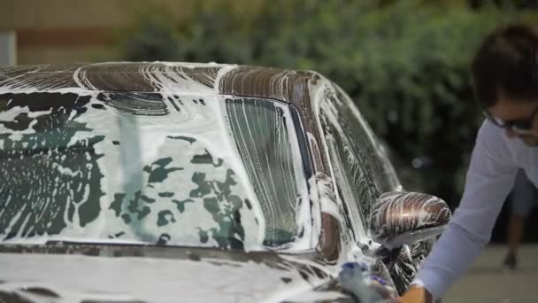 Luxe Autowassen service, persoon schoonmaken auto met zeep spons, vervoer — Stockvideo