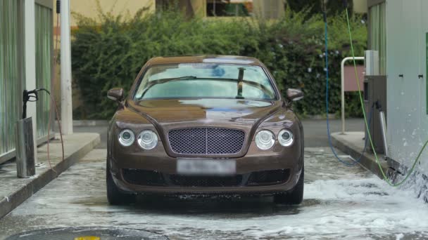 Hermoso coche deja lavado de coches caro, automóvil limpio, buen servicio automático — Vídeos de Stock