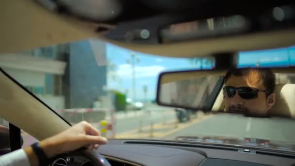 Ικανοποιημένος άνθρωπος σε γυαλιά ηλίου οδήγησης αυτοκινήτου και προσαρμόζοντας κάτοπτρο οδηγήσεως, διακοπές — Αρχείο Βίντεο