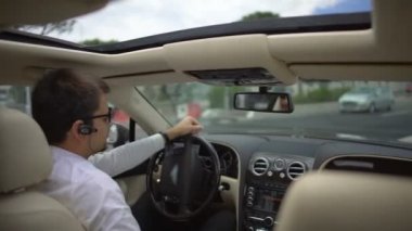 Takım elbiseli memnun adam yeni bir araba aldım ve jest Yaşasın gösterilen, test sürüşü