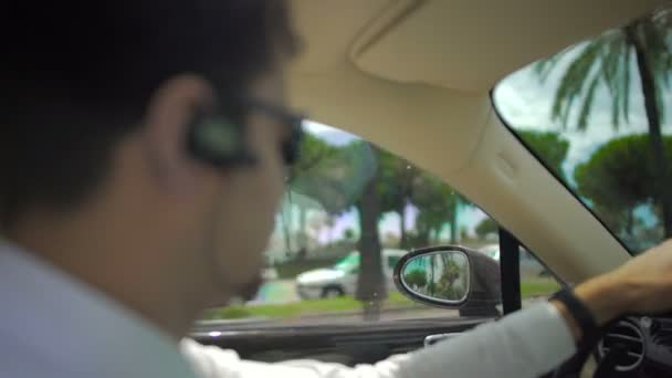 Шофер элитного такси за рулем автомобиля в городе, ответственная работа, обязанности — стоковое видео