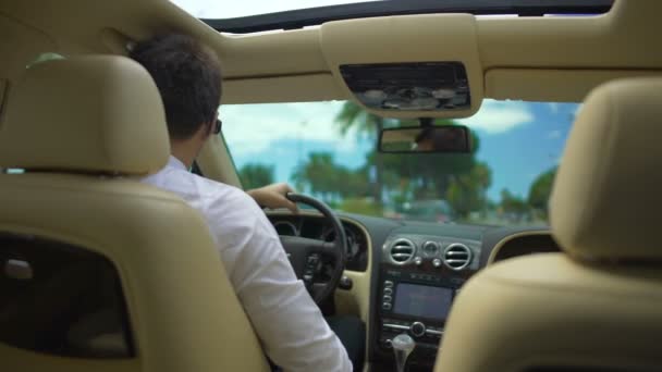 Homem rico vestindo terno condução veículo caro, homem de negócios em uma viagem à cidade — Vídeo de Stock