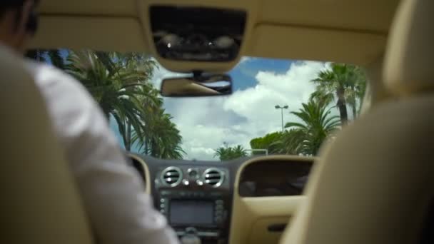 Мужчина за рулем роскошный автомобиль в курортном городе, летние каникулы, деловая поездка — стоковое видео