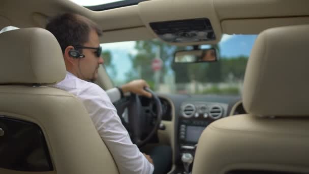 Hombre comprador probando nuevo automóvil caro en las carreteras de la ciudad, prueba de conducción — Vídeo de stock