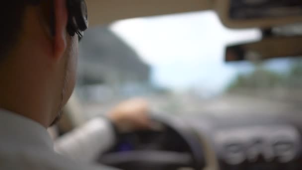 Заробітний бізнесмен, який їде на роботу через міст, міський трафік, транспорт — стокове відео