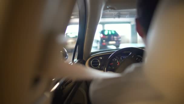 Conductor de negocios que llega al trabajo y estacionamiento de coches caros en el estacionamiento — Vídeos de Stock