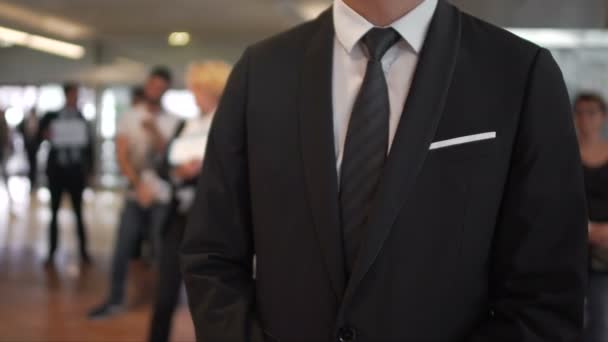 Mann im Business-Anzug wartet auf Ankunft in Flughafenhalle, Reisebüro, Tourismus — Stockvideo