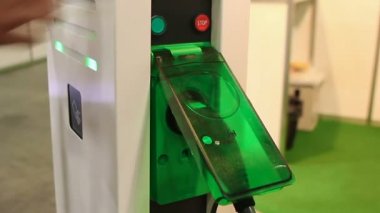 Bakım işçisi elektrikli araçlar için şarj istasyonundan kapağı kaldırma