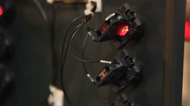 Elektrik devresi rölelerine bağlı donanım telleri, otomatik donanım