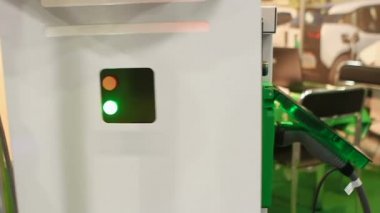 Bakım mühendisi elektrikli araçlar için kamu şarj istasyonu montajı