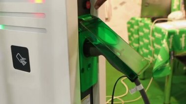 Fuarda elektrikli araçlar için en son şarj noktasını sunan danışman