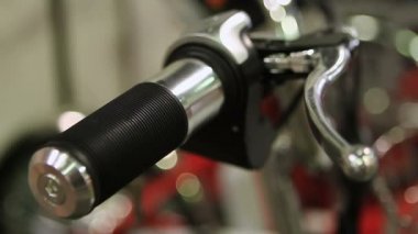 El fren kolu üzerinde bisiklet kolu, aktif yaşam tarzı, basarak closeup Bisiklete binme