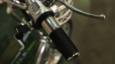 Elektrikli bisikleti başlatmak ve kapatmak için kadın el açma anahtarı, modern ulaşım