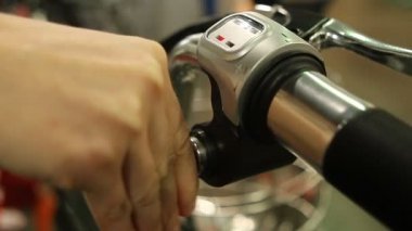 Motoru çalıştırmak ve durdurmak için anahtarı çeviren kadın, elektrikli araç