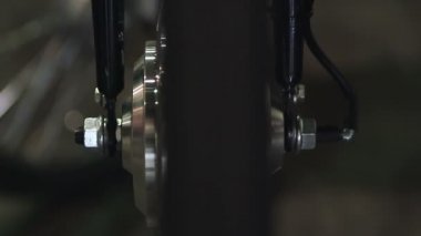 Atölyede dönen bisiklet tekerleği, araçlar için teknik bakım, yakın çekim