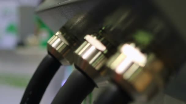 Endüstriyel ekipman detay closeup, borular veya cihaza bağlı güç telleri — Stok video