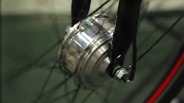 Rueda de bicicleta giratoria en taller de mantenimiento técnico, pasatiempo ciclista — Vídeo de stock