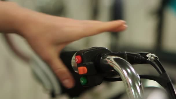 Лицо нажатия тормоза рычаг на электрический велосипед ручку, современный умный транспорт — стоковое видео