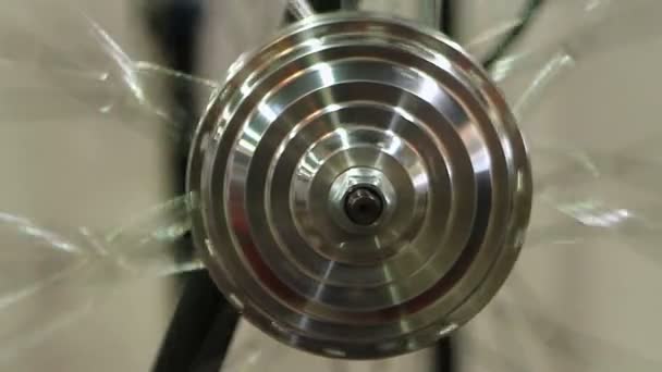 Evig rörelse av rund stålkonstruktion, hjul roterande, vetenskap experiment — Stockvideo
