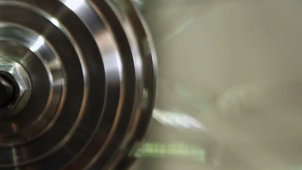Objeto redondo de acero girando indefinidamente, movimiento eterno, rutina cotidiana — Vídeos de Stock