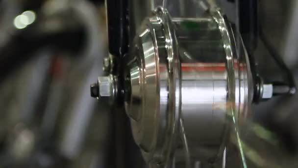 Parlak çelik tekerlek iplik, araç üretim ve bakım iş, closeup — Stok video