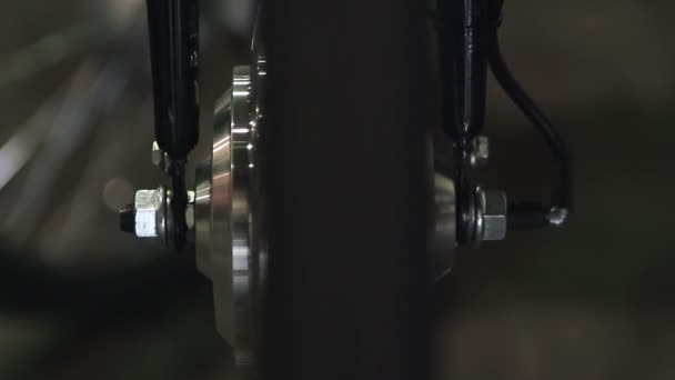 Roue de vélo tournant à l'atelier, entretien technique des véhicules, gros plan 