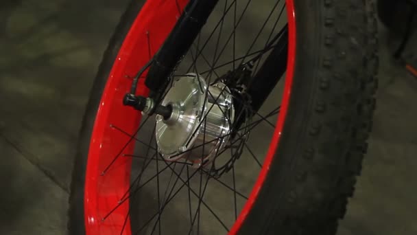 Neumático de goma de alta calidad en la rueda de bicicleta de montaña para un ciclismo extremo seguro — Vídeos de Stock