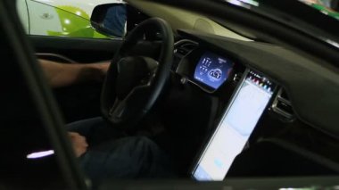 Modern elektrikli otomatik içinde erkek sürücü gelişmiş teknolojileri ile doldurulmuş
