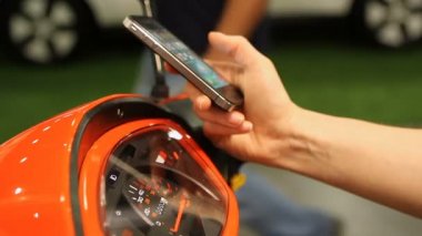 El motor scooter smartphone, kurye arama istemci kullanarak üzerinde genç kişinin