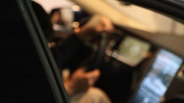 Otopark ve çıkarken Araba, araç sigortası, araç alarm sistemleri ufuk sürücü