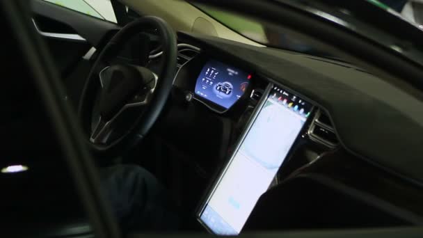 Homem sentado no carro com painel de controle avançado da tela sensível ao toque, progresso técnico — Vídeo de Stock