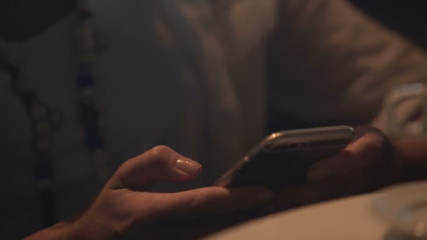 Mains féminines textant sur smartphone, gros plan. Technologies, addiction aux gadgets 