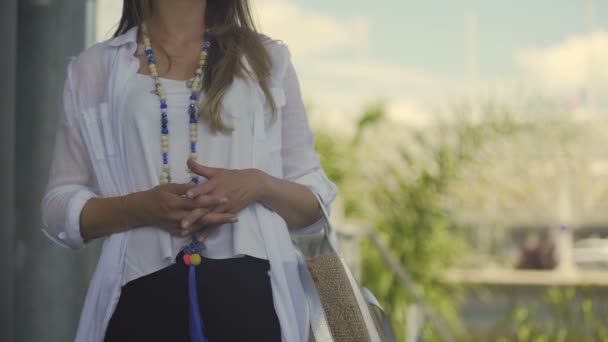 Mujer bonita con collar de pie en la calle y esperando un taxi — Vídeo de stock