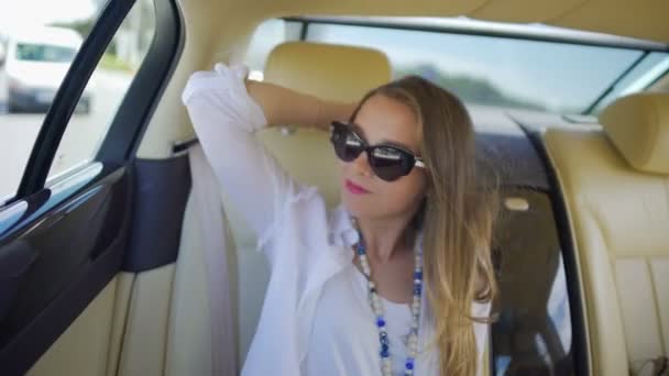 Menina rica feliz montando em carro caro, estilo de vida de luxo, férias de verão — Vídeo de Stock