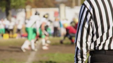 Ek alarak oyuncular oyun--dan son hücum hattının izlerken baş yan hakem