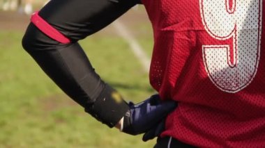 Arkadan görünüşü Amerikan futbol aralarında maçı izlerken yedek oyuncu