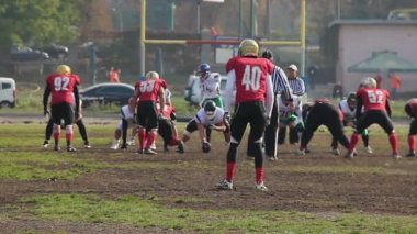 Endişeli rakip takım futbolcuları dalgası, rakibi üzerinde etkin bir saldırı için hazır