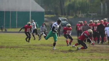 Fiziksel olarak güçlü oyuncular topu taşıyıcı zemin, Amerikan futbol maçında mücadele