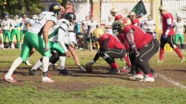 Oyun, riski spor yaralanmaları sırasında top için kavga güçlü futbol oyuncuları