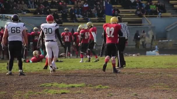 Fine partita a metà nel football americano, squadre rivali che si scambiano i lati del campo — Video Stock