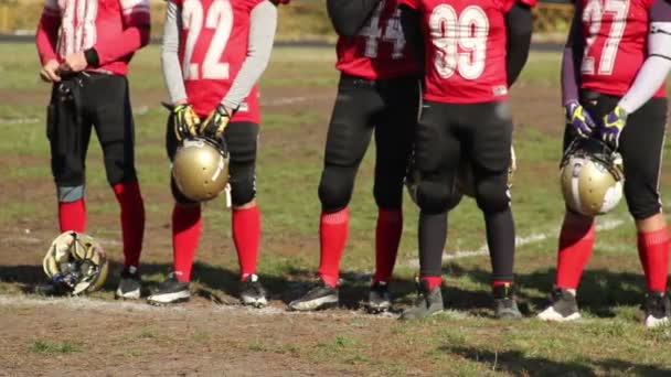 Amateur équipe américaine de football doublé sur le terrain pour les instructions, les sportifs perdants — Video