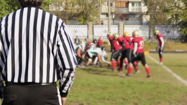 Officiële kijken voetballers voorbereiden uitlijnen van scrimmage lijneinde — Stockvideo