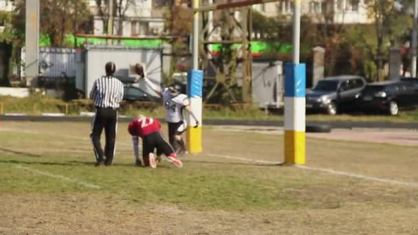 Jogador de futebol americano bem sucedido marca touchdown, ganha seis pontos para a equipe — Vídeo de Stock