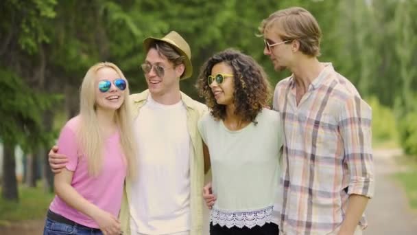 Zomertijd, jonge mannen en vrouwen zingen en plezier in het park, vakantie — Stockvideo