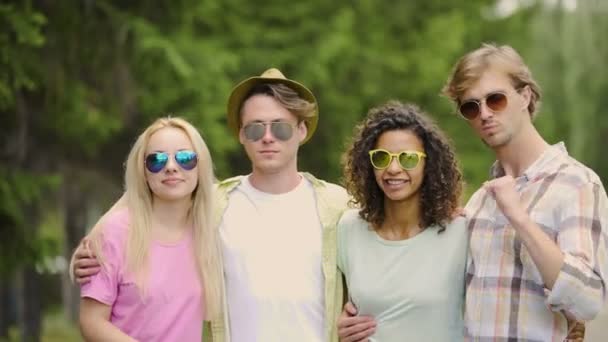 Grupo multi-étnico de amigos se divertindo e relaxando no parque, férias, reunião — Vídeo de Stock