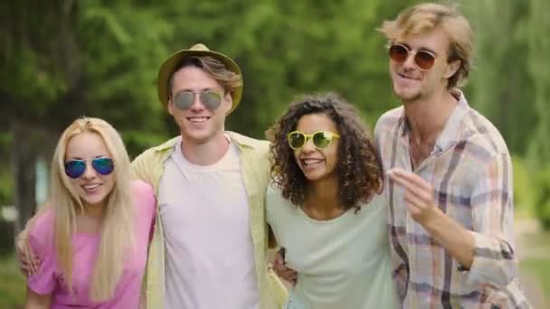 Amigos do sexo feminino e masculino em óculos de sol cantando, dançando no dia de verão, feriados — Vídeo de Stock