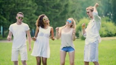 Dans, müzik keyfi, dışarıda eğleniyor Beyaz giysili iki Genç çiftler