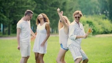 Açık hava festivali eğleniyor müzik, dans, dışarı asılı iki şirin çift