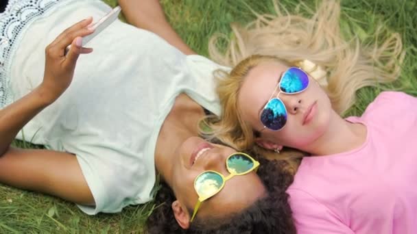 Avslappnad glada tjejer att ta selfies på smartphone, ler och njuter av semester — Stockvideo